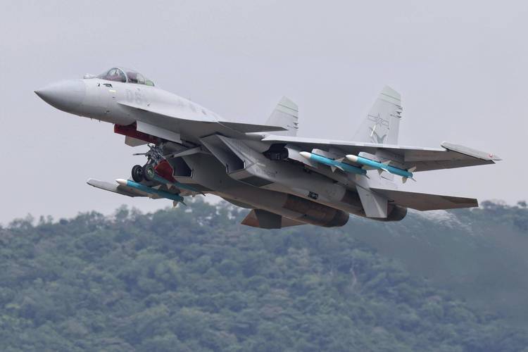 殲-15T，新一代艦載戰(zhàn)斗機(jī)的優(yōu)勢(shì)與挑戰(zhàn)，殲-15T新一代艦載戰(zhàn)斗機(jī)的優(yōu)勢(shì)與挑戰(zhàn)解析